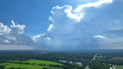 Warm summer rain over green Ohio Countryside 库存影片 331010932
