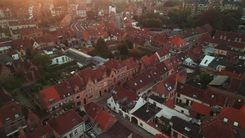 Warm sunrise over tightly packed historic rooftops and streets in Bruges Vídeo Stock 346675125