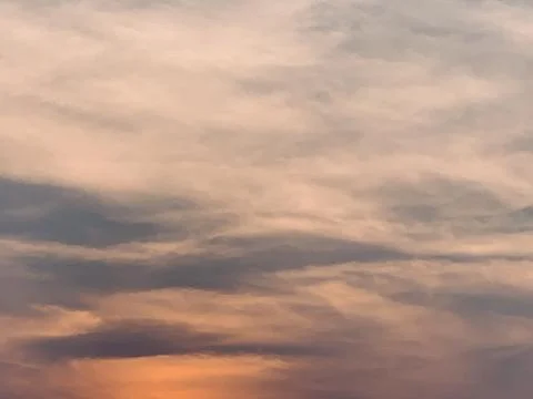 Warm Sunset Cloudscape with Layered Evening Colors in Jakarta Indonesia 스톡 사진