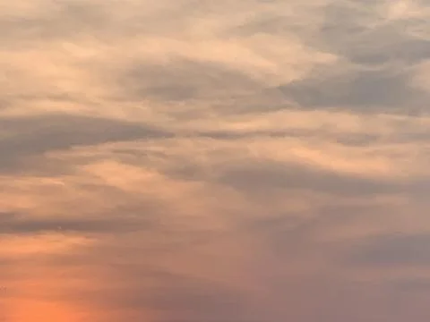 Warm Sunset Cloudscape with Layered Evening Colors in Jakarta Indonesia 스톡 사진