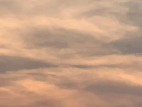 Warm Sunset Cloudscape with Layered Evening Colors in Jakarta Indonesia 스톡 사진