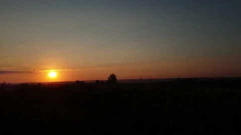 A warm sunset over the fields Vídeo Stock 139299314