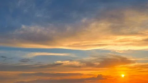 Warm Sunset Sky With Dramatic Cloud Formation Foto stock