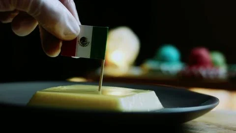 Warm tabletop study of placing a Mexican flag beside the flan Foto stock