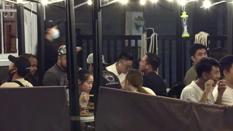 Warm ummer night with people walking and restaurant patios open post COVID 19 Vídeo Stock 158484390