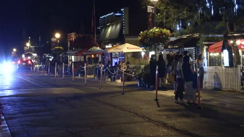 Warm ummer night with people walking and restaurant patios open post COVID 19 Vídeo Stock 158486673