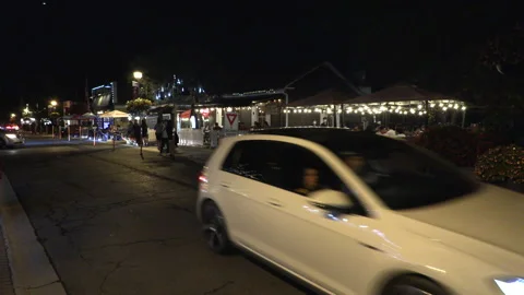 Warm ummer night with people walking and restaurant patios open post COVID 19 Vídeo Stock 158487960