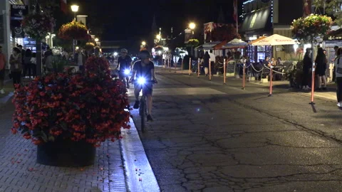 Warm ummer night with people walking and restaurant patios open post COVID 19 Vídeo Stock 158489566