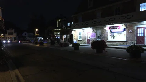 Warm ummer night with people walking and restaurant patios open post COVID 19 Vídeo Stock 158494198
