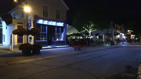 Warm ummer night with people walking and restaurant patios open post COVID 19 Vídeo Stock 158494692