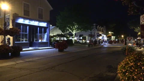 Warm ummer night with people walking and restaurant patios open post COVID 19 Vídeo Stock 158495210