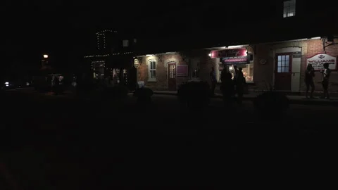 Warm ummer night with people walking and restaurant patios open post COVID 19 Vídeo Stock 158496313