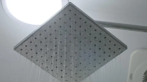 Warm water flowing from a shower head Vídeo Stock 336947922