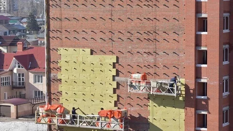 Warming the facade of a multi-storey building. Timelapse. 库存影片 74458139
