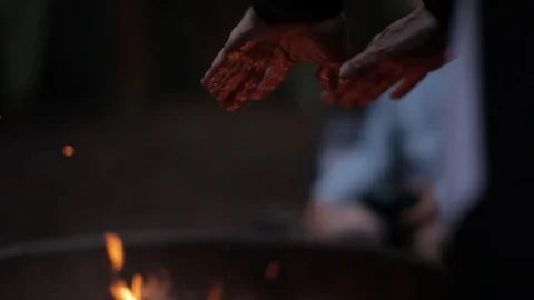 Warming hands over a campfire Video stock 91276084