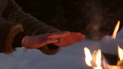 Warming hands over fire  - Winter wonderland - Northern Europe 库存影片 224377713