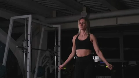 Warming up muscles by jumping rope Vidéo 170477714