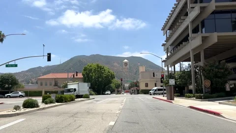 At Warner Bros. Studios driving towards the iconic WB logo on the water Vídeos de archivo 197936430