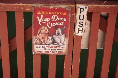 Warning Keep Door Closed Push Rustic Rabbit Gate Foto stock