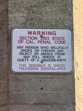 Warning sign against dropping objects from the Golden Gate Bridge in San Fr.. Fotos Stock