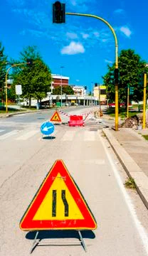Warning signs for work in progress on road under construction. Stock-Fotos