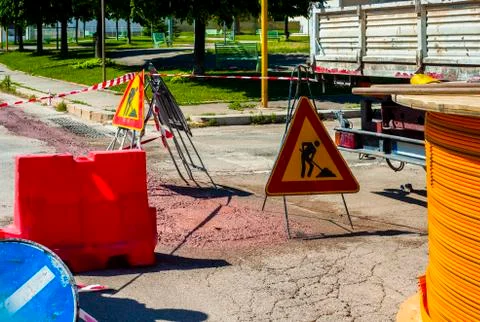Warning signs for work in progress on road under construction. 스톡 사진