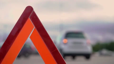 Warning triangle. A car with a flashing emergency light in the parking accident. Vidéo 161035995