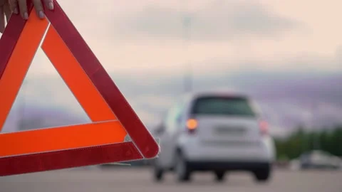 Warning triangle. A car with a flashing emergency light in the parking accident. Vídeo Stock 161036735