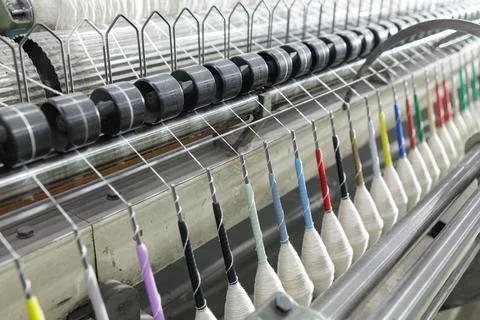 Warp threads aligned on industrial weaving loom machinery Stockfoto's