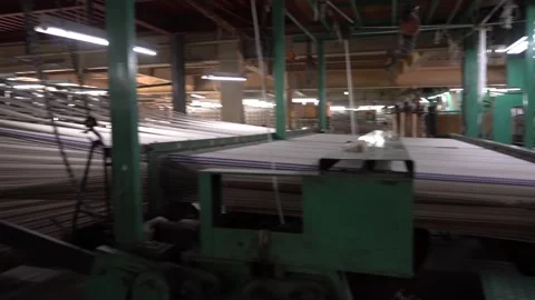 Warp Threads Feeding Into Industrial Carpet Loom Vídeo Stock 339220606