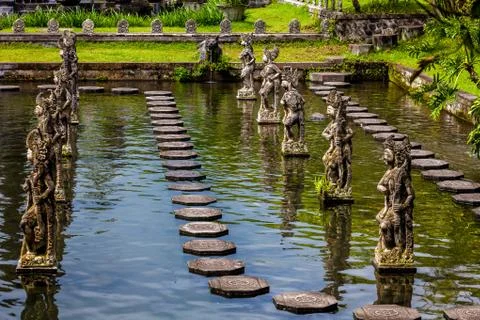Warriors statues on a pond 库存照片