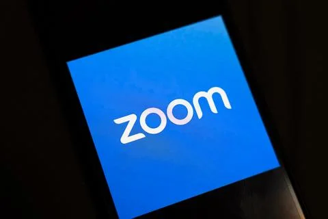 Warsaw, Poland - Dec 4, 2025: Zoom logo displayed on a smartphone screen, 스톡 사진