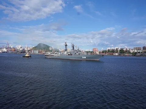 A warship from the Bay leaves Vídeo Stock 83961997