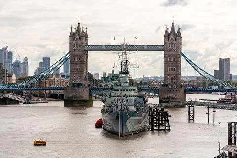 Warship on the Thames with Tower Bridge in the background, cityscape Foto stock