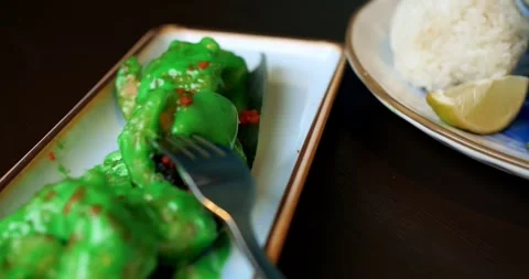 Wasabi shrimp on rectangular plate, shrimp coated in glossy green sauce Vídeos de archivo 311750817