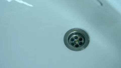 Wash basin in the bathroom Vidéo 129952700