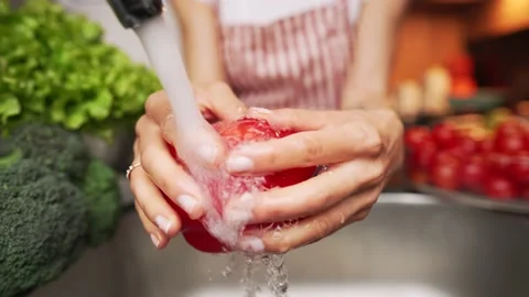 Wash the carrots in the sink. Video stock 169889514