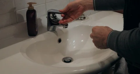 Wash hands in the bathroom Видео 87690624