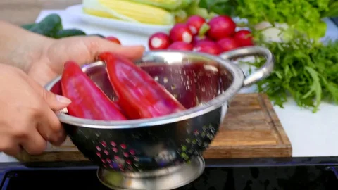 Wash a large red pepper under the tap. Video stock 84447201