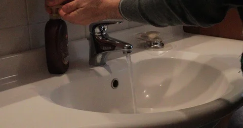 Wash your hands in the bathroom Видео 87690977