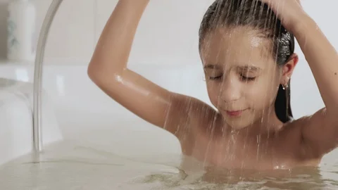 Wash your head under the shower Vidéo 129632644