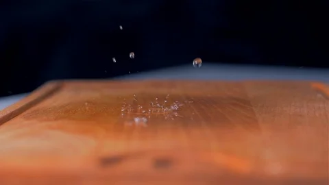 The washed tomatoes fall on the cutting board. Slow motion Vídeo Stock 105130576