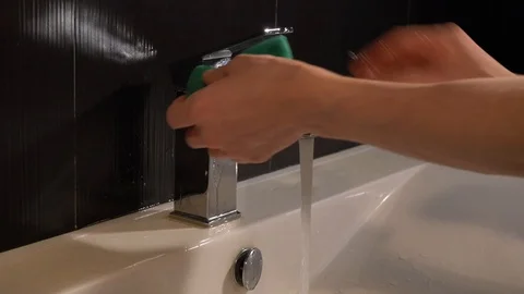 Washes a faucet closeup 库存影片 120091362