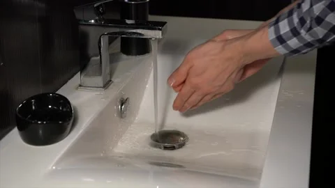 Washes her hands with soap 库存影片 142907313