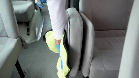 Washes seats in the bus Vídeo Stock 129382664