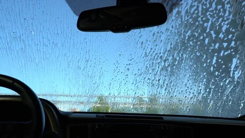Washes the windshield 库存影片 109646718