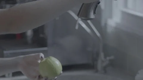 Washing Apple Super slow mo Видео 85070644