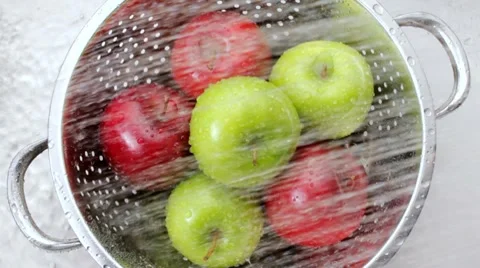 Washing apples in the sink Видео 10562978