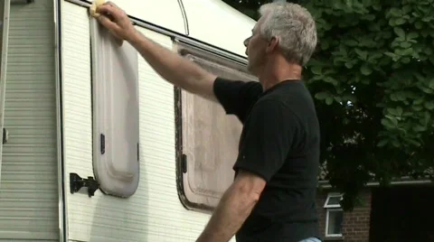 Washing caravan back window Vídeos de archivo 380570