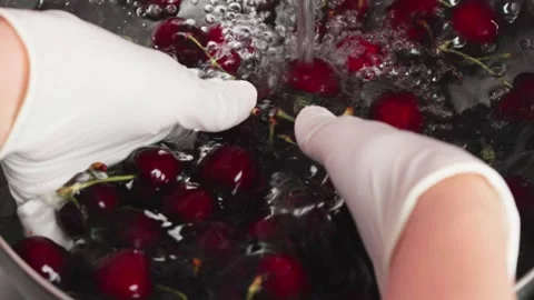 Washing cherries Video stock 326051869
